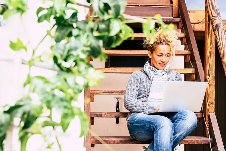 Professionnelle de santé utilisant Horizon Compta Expert
